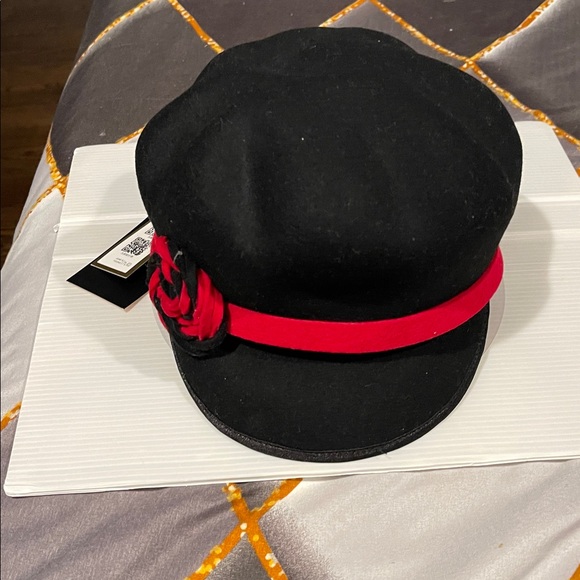 Elegant Black Hat with Red Accent - Picture 4 of 5